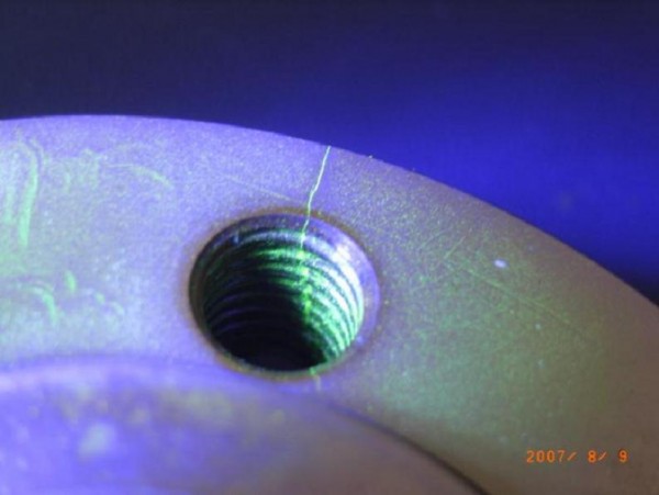 沖壓模具爆裂致人死亡 自磁化熒光磁粉探傷法查隱患