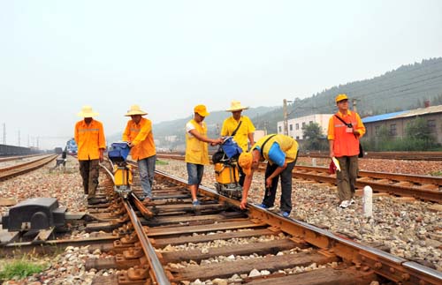 烈日下的鋼軌探傷工：晴天一身灰，雨天一身濕，全天一身汗